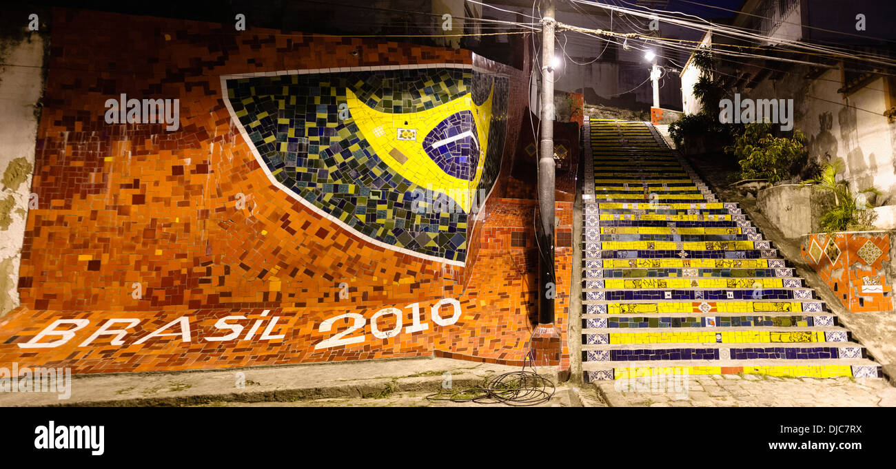 Escadaria Selarón, un set di scale tra il Lapa e Santa Teresa quartieri di Rio de Janeiro decorata da Jorge Selarón. Foto Stock