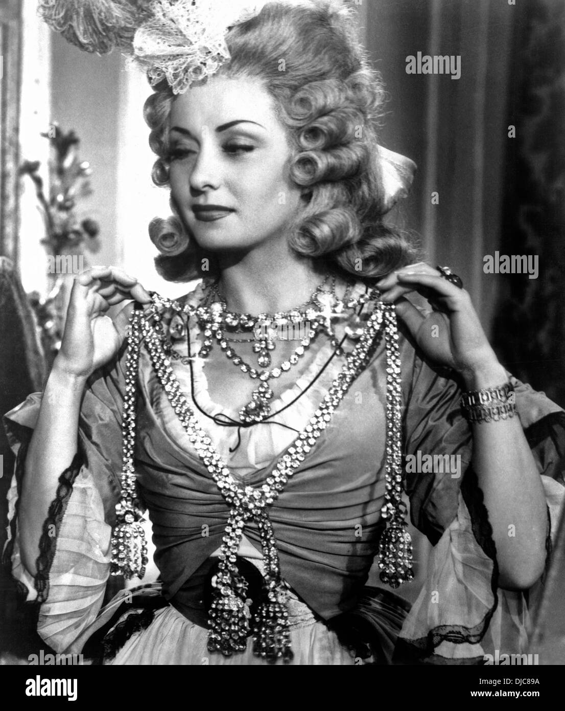 Viviane Romance sul set del film, Regina della collana, (aka L'affaire du  Collier de la Reine), 1946 Foto stock - Alamy