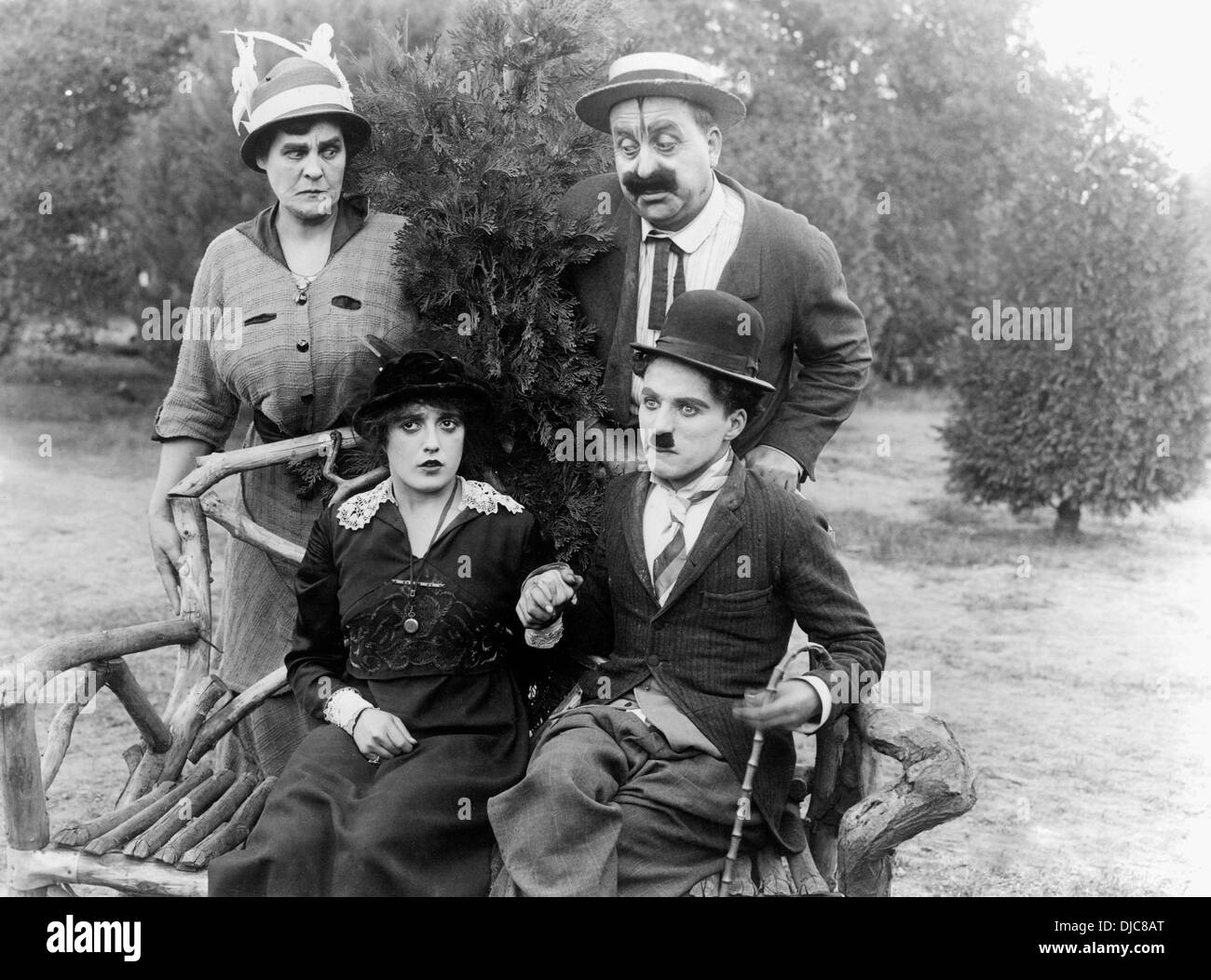 Charlie Chaplin, Phyllis Allen, Mabel Normand e Mack Swain sul set del film, conoscersi, 1914 Foto Stock