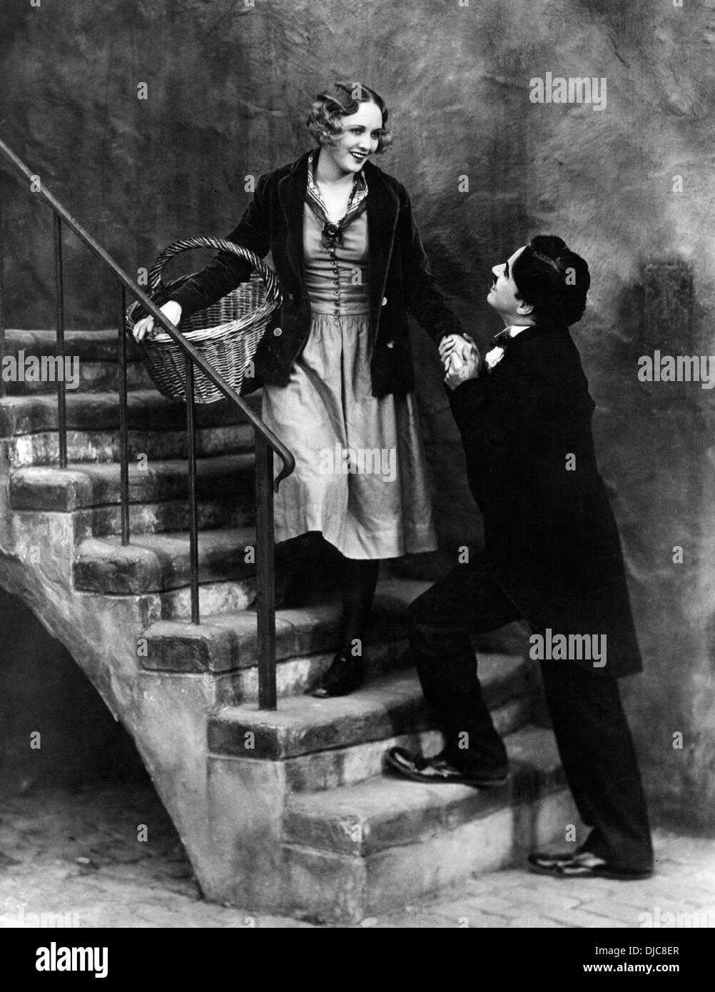 Virginia Cherrill e Charlie Chaplin sul set del film, luci della città, 1931 Foto Stock