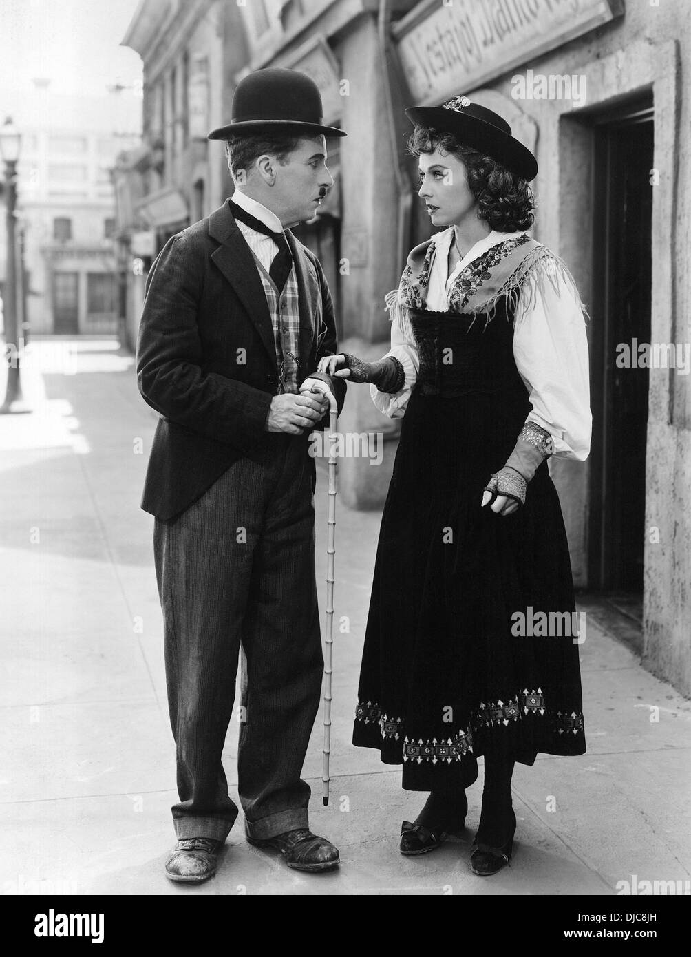 Charlie Chaplin e Paulette Goddard sul set del film Il grande dittatore, 1940 Foto Stock