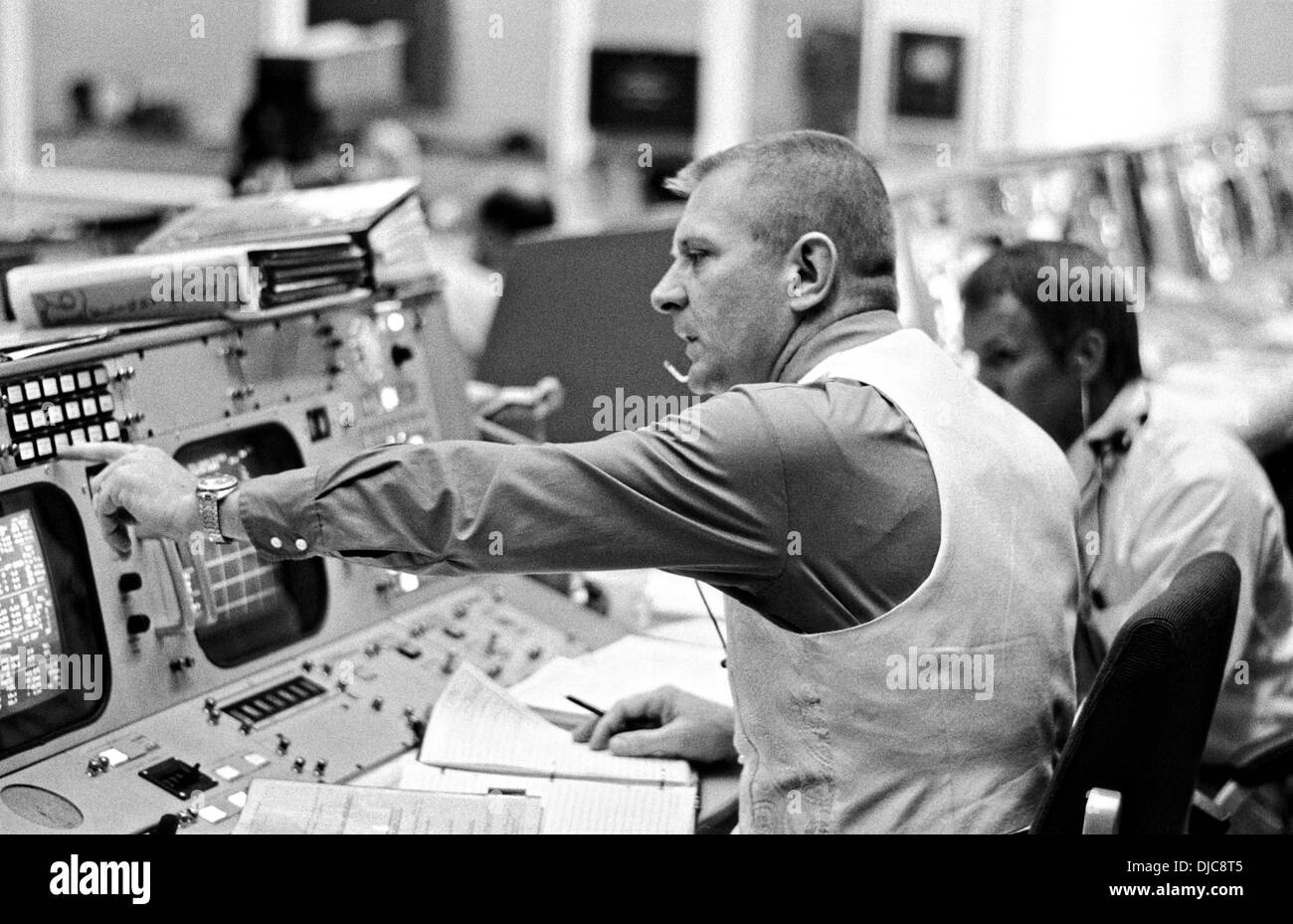 La NASA flight director Eugene F. Kranz è seduto alla sua console nella missione di controllo delle operazioni in camera il veicolo spaziale con equipaggio del Centro di Controllo Missione la mattina del lancio dell' Apollo 16 atterraggio lunare missione Aprile 16, 1972 a Houston, TX. Foto Stock