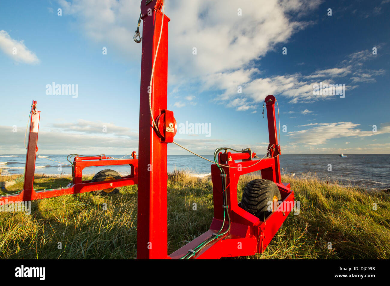Un lanciatore in barca sulla spiaggia di Boulmer, Northumberland, Regno Unito. Foto Stock