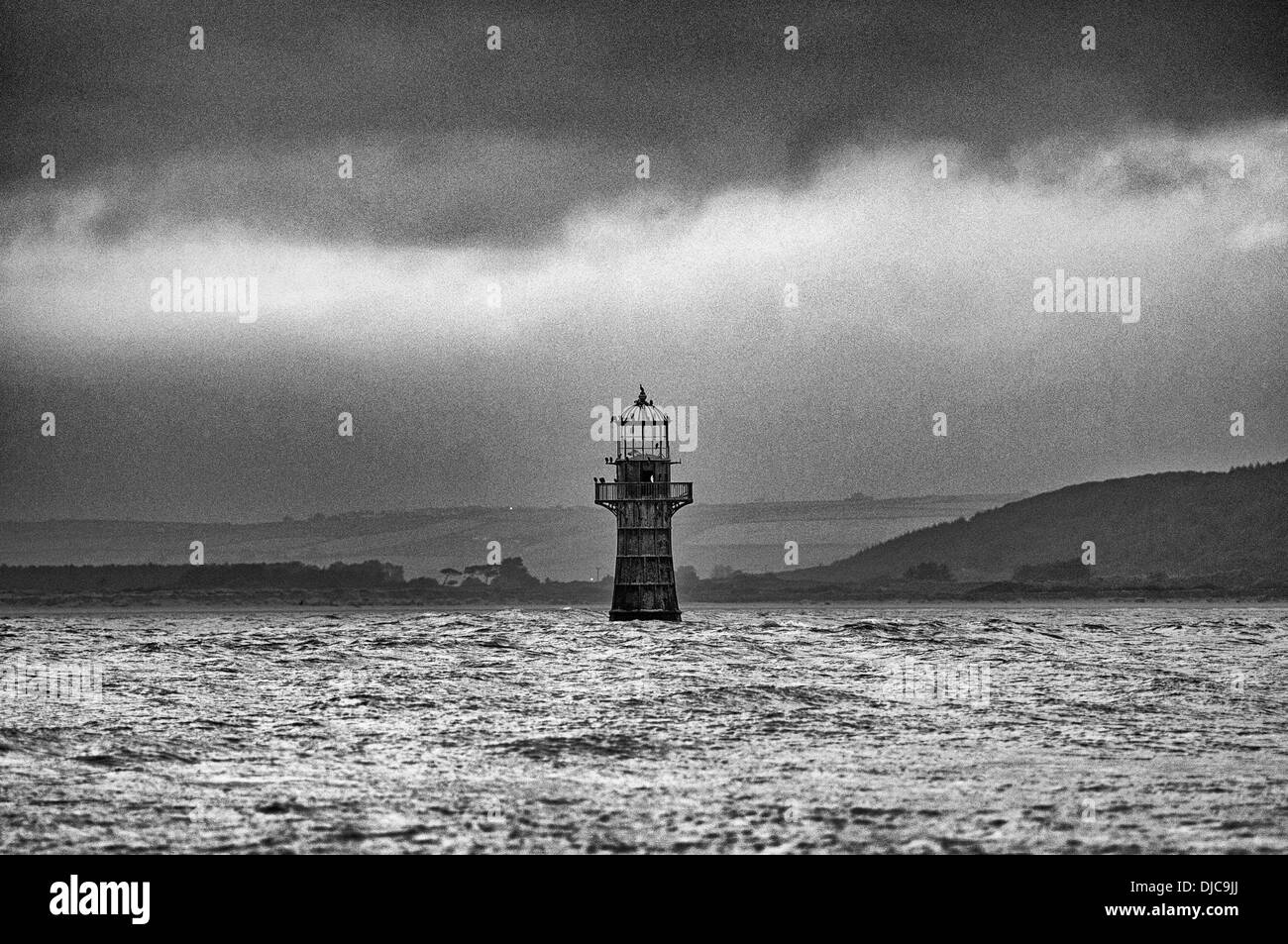 Cielo tempestoso al telecomando Whitford Point lighthouse sulla Penisola di Gower vicino a Swansea. Foto Stock