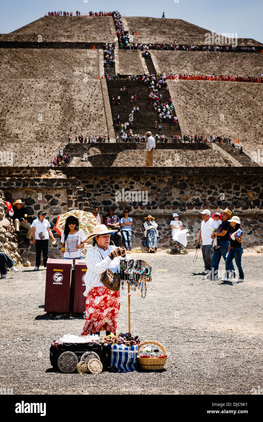 Uno dei molti venditori di souvenir di fronte alla Piramide del Sole a Teotihuacan, Città del Messico. Foto Stock