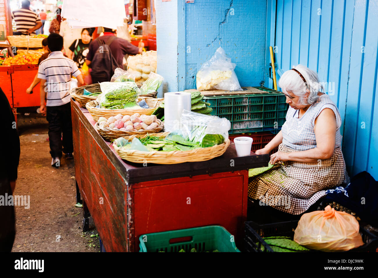 Un fornitore la preparazione di piastre di cactus al Mercado de la Merced, Città del Messico. Foto Stock