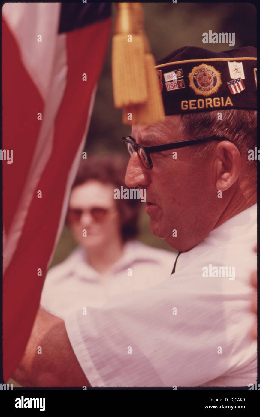 Un Legionario della Contea Bianca si prepara all'inizio della parata del 4 luglio a Helen, Georgia, una celebrazione dell'indipendenza americana con la partecipazione militare e comunitaria. Foto Stock