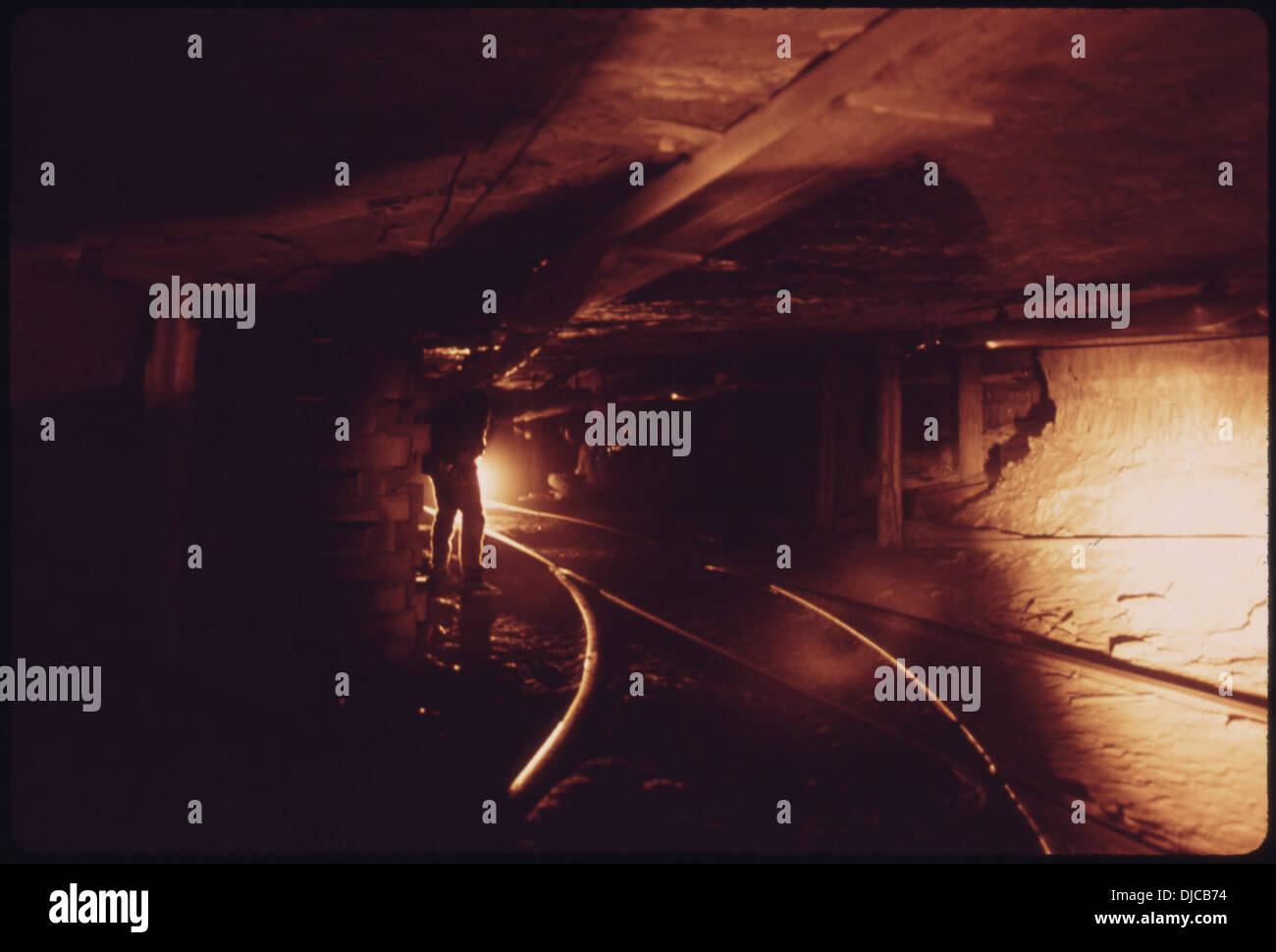 Una scena generale sotterranea nella miniera 5E3 della Virginia-Pocahontas Coal Company vicino a Richlands, Virginia, che mostra l'ambiente delle miniere di carbone. Foto Stock