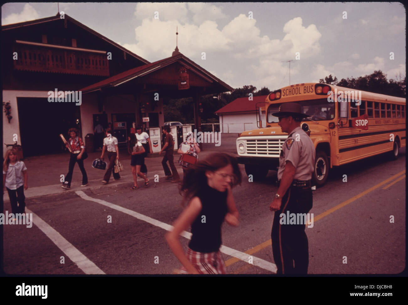 I bambini di una scuola di Helen, Georgia, scaricano nel quartiere commerciale della strada principale dopo essere tornati da un viaggio a White County. La scena cattura un evento scolastico di una piccola città. Foto Stock