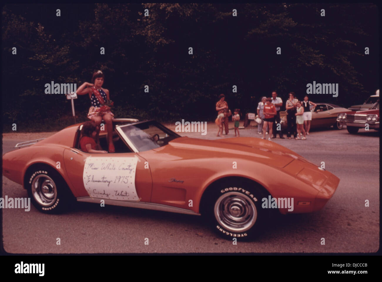 Nel 1975, Miss White County Elementary ha partecipato a una parata del 4 luglio a Helen, Georgia, guidando su una cicatrice sportiva lungo Main Street. L'evento è stato una celebrazione del giorno dell'indipendenza con il coinvolgimento e le festività della comunità locale. Foto Stock