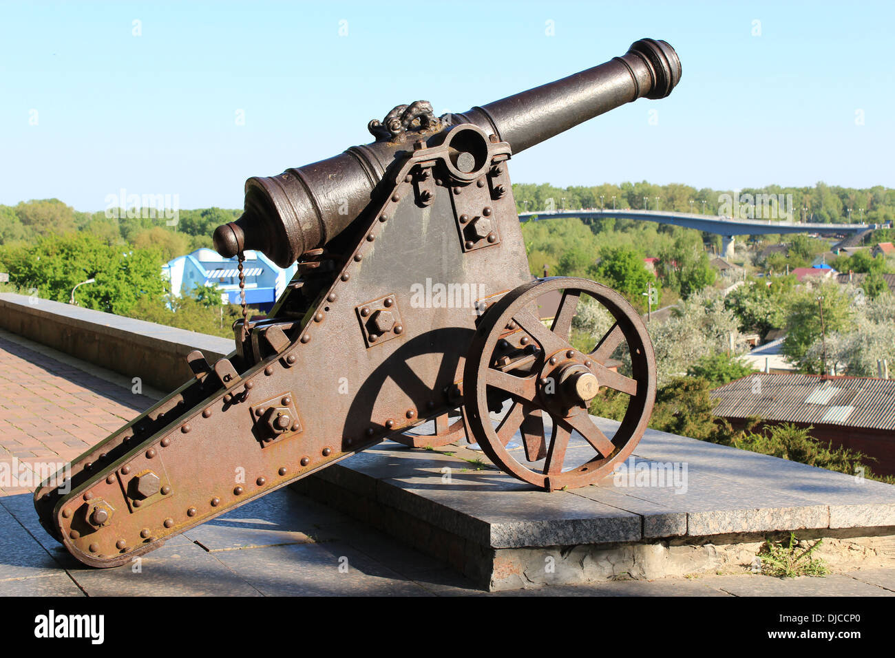 Il vecchio cannone in piedi nel parco centrale di Chernigov Foto Stock