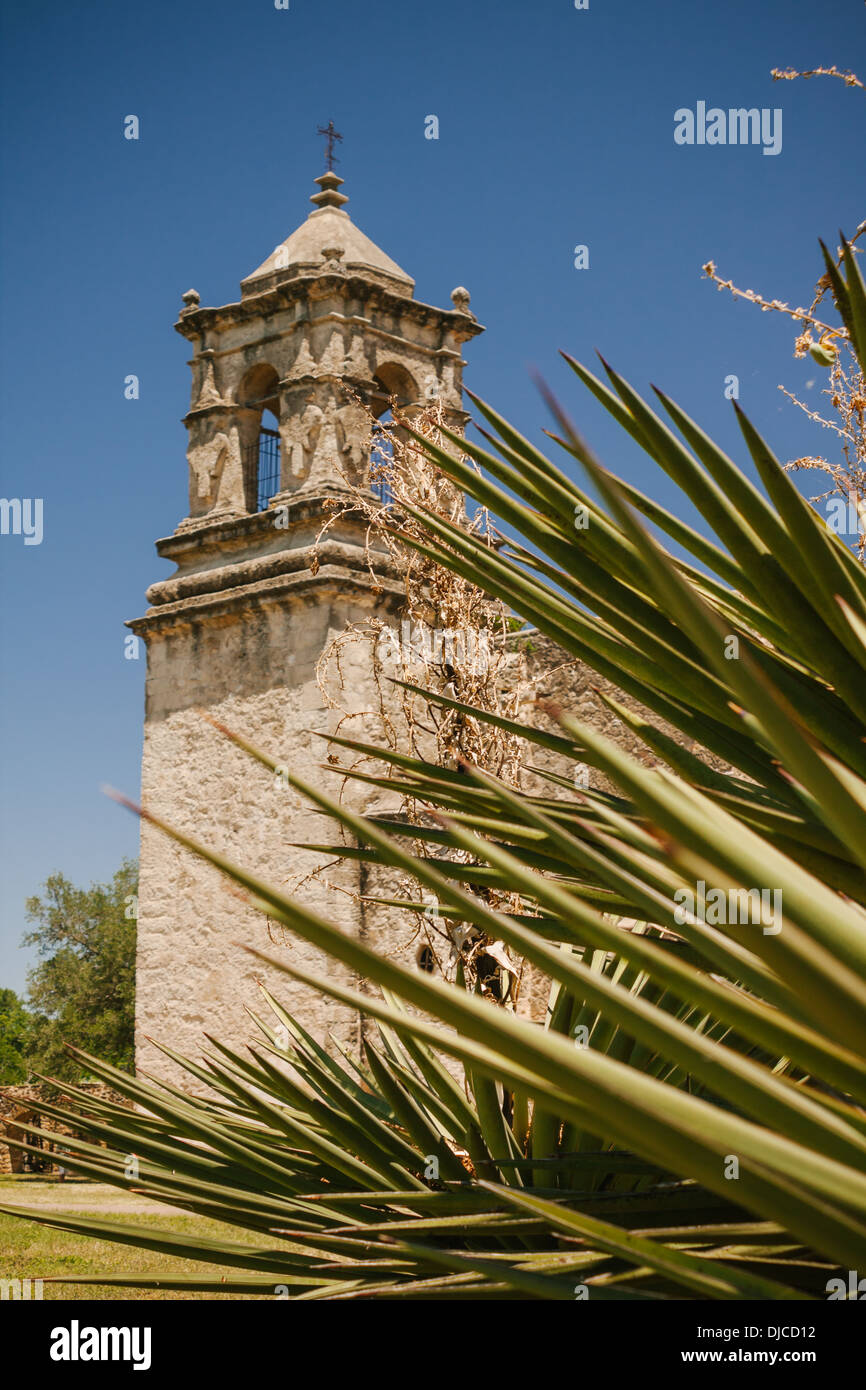 La chiesa all'interno della missione di San Jose è incorniciato con grandi agavi in primo piano. San Antonio, Texas. Foto Stock
