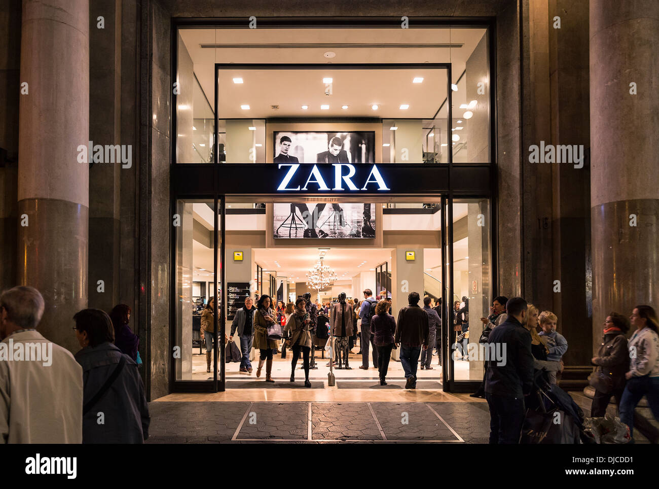 Lo spagnolo negozio di abbigliamento Zara è impaccato con gli acquirenti, Barcellona, Spagna Foto Stock
