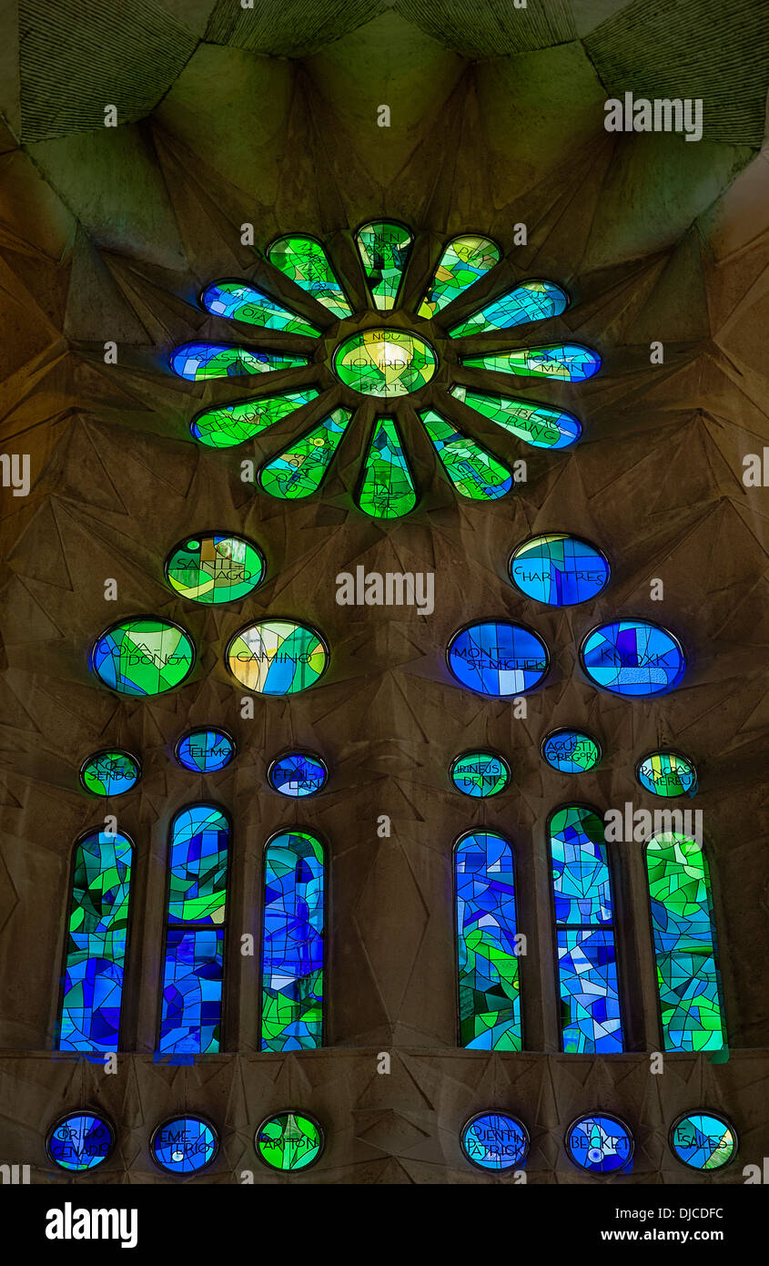 Finestra di vetro colorato, la Basilica della Sagrada Familia di Barcellona, Spagna Foto Stock