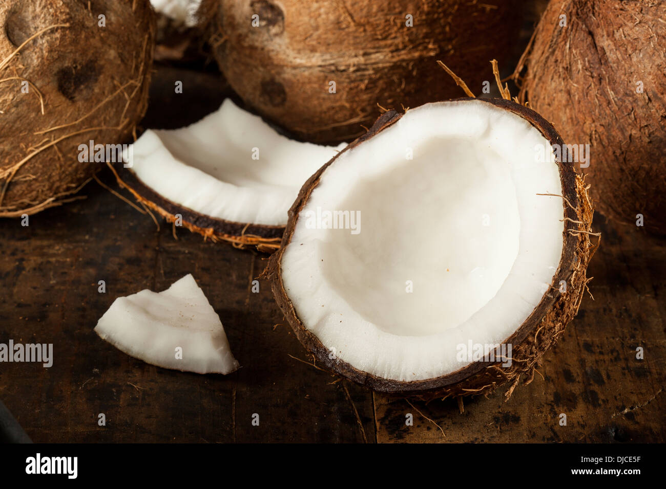 Fresh organica marrone noce di cocco con carne bianca Foto Stock