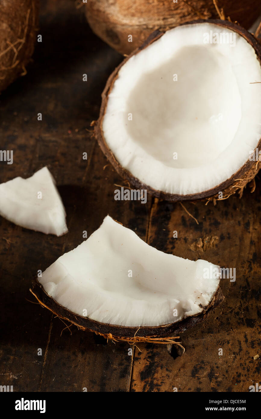 Fresh organica marrone noce di cocco con carne bianca Foto Stock