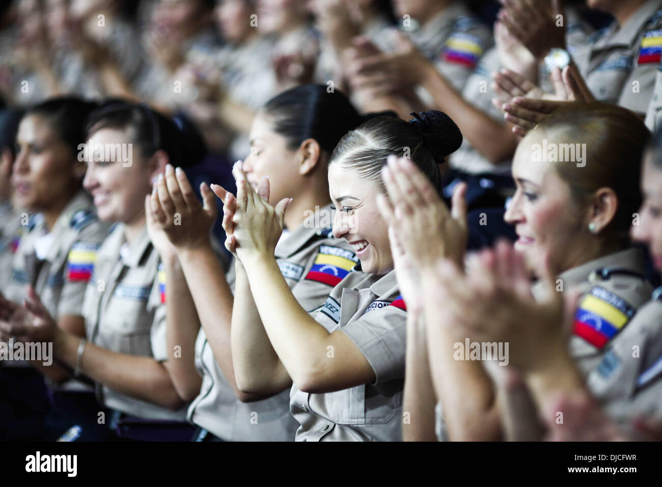 Caracas, Venezuela. 26 Nov, 2013. Immagine fornita da parte del Venezuela la presidenza di mostra i funzionari che frequentano un atto di graduazione di poliziotti dal sperimentale università di sicurezza a Caracas poliedro Arena di Caracas, Venezuela, nov. 26, 2013. Credito: Venezuela la Presidenza/Xinhua/Alamy Live News Foto Stock