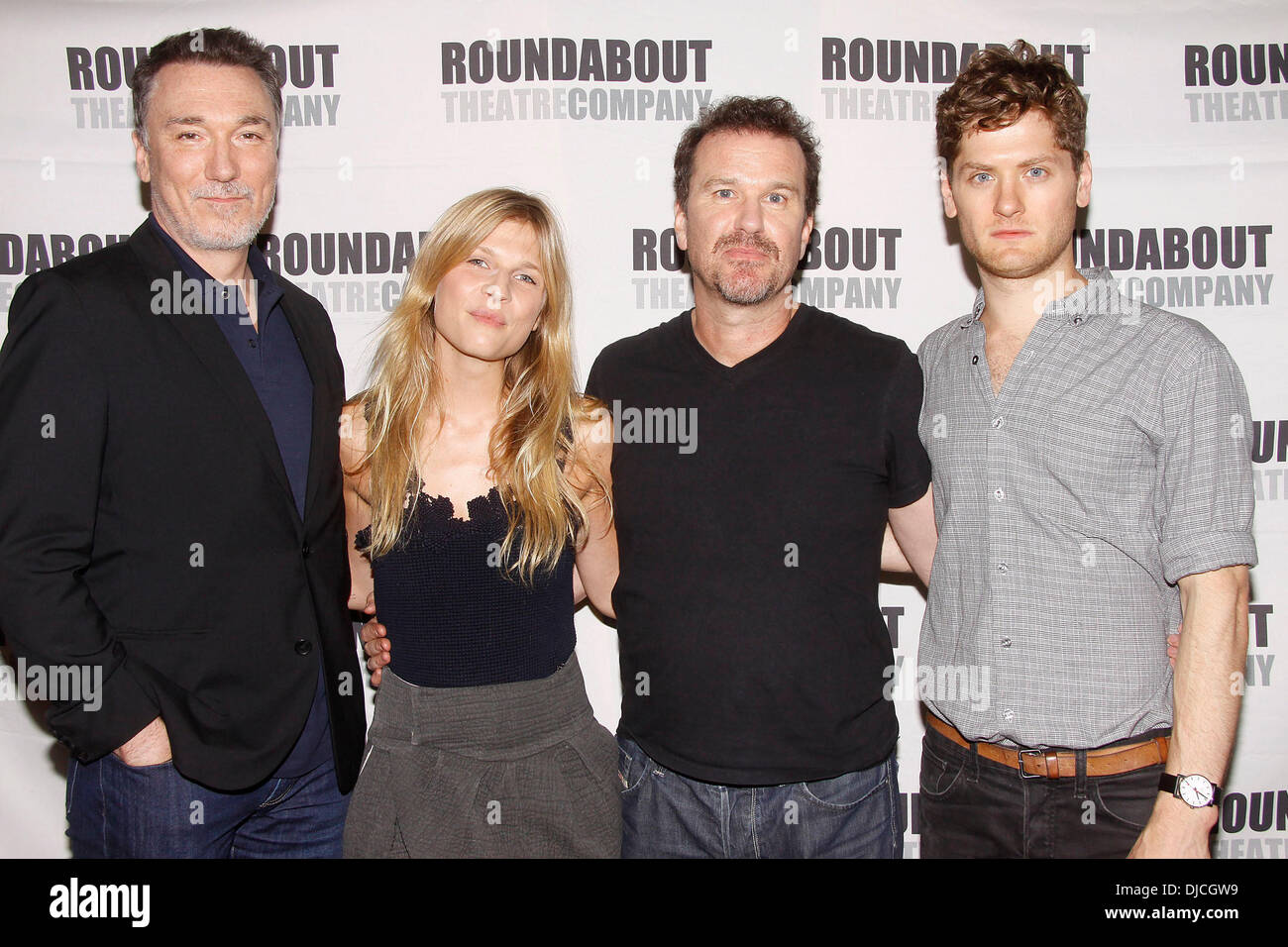 Patrick Pagina, Clemence Poesy, Douglas Hodge ha e Kyle Soller Broadway cast photocall per "Cyrano de Bergerac" tenutasi presso la rotatoria Theatre Company prova Space di New York City, Stati Uniti d'America - 23.08.12 Foto Stock