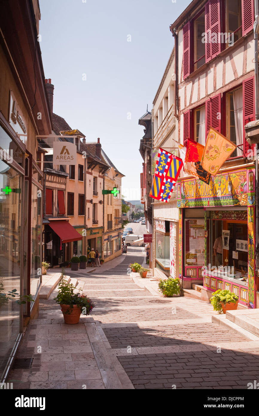 Una strada della città di Joigny, Borgogna, Francia. Foto Stock