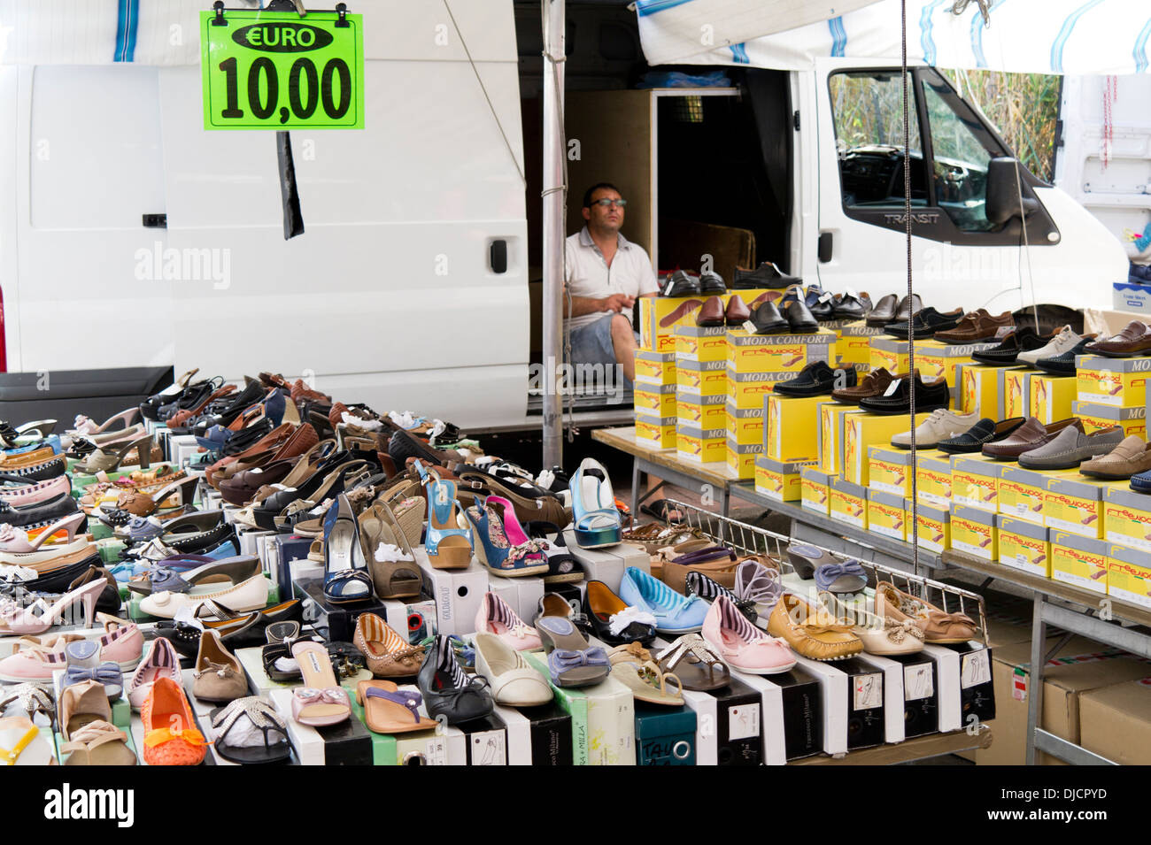 Calzatura stallo a mercato all'aperto in Sicilia Foto Stock