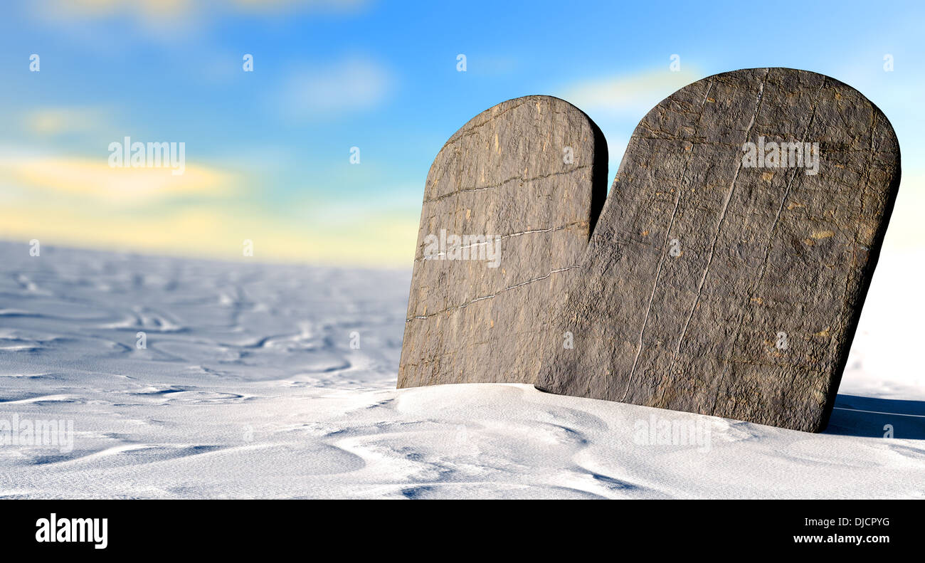 Le due tavole di pietra che rappresentano i dieci comandamenti in piedi in marrone sabbia del deserto di fronte un cielo blu Foto Stock