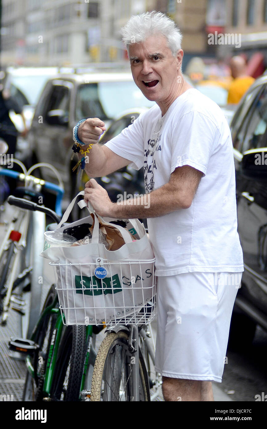 David Byrne ex Talking Heads frontman ritorna alla sua bicicletta con negozi di generi alimentari, dopo lo shopping a Whole Foods Market New York City, Stati Uniti d'America - 02.09.12 Foto Stock