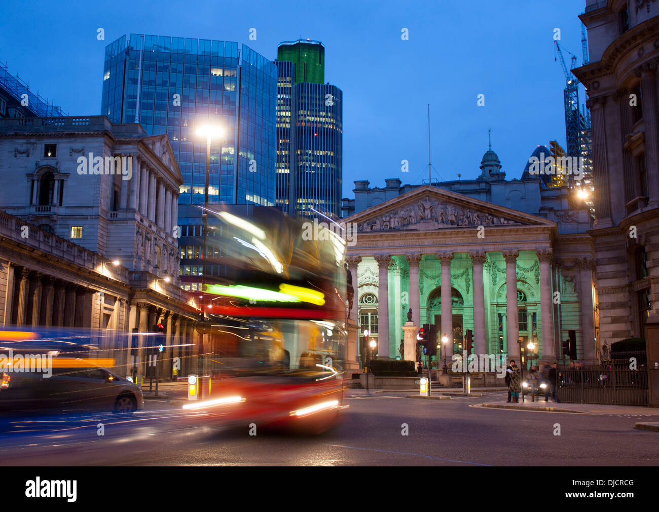 Il Royal Exchange e la Banca di Inghilterra con red bus londinese passando la notte / Crepuscolo City di Londra Inghilterra REGNO UNITO Foto Stock