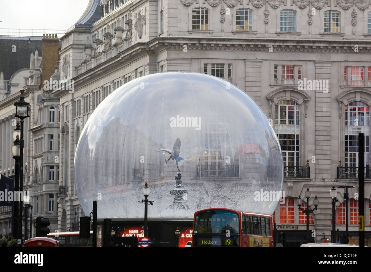 Giant anti-vandalo Globo di Neve che ricopre la statua di Eros a Piccadilly Circus Londra Foto Stock