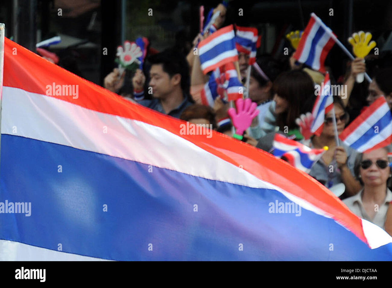 Bangkok, Thailandia . 27 Nov, 2013. (Anti-governo manifestanti rally di fronte al Ministero della Cultura a Bangkok, Thailandia, nov. 27, 2013. Manifestanti hanno forzato la chiusura di diversi ministeri del governo martedì e promesso di prendere il controllo di uffici statali a livello nazionale in una offerta di spodestare il Primo Ministro Yingluck Shinawatra, escalation la sfida più grande che ha di fronte in quanto tenuto in ufficio. Credito: Xinhua/Alamy Live News Foto Stock