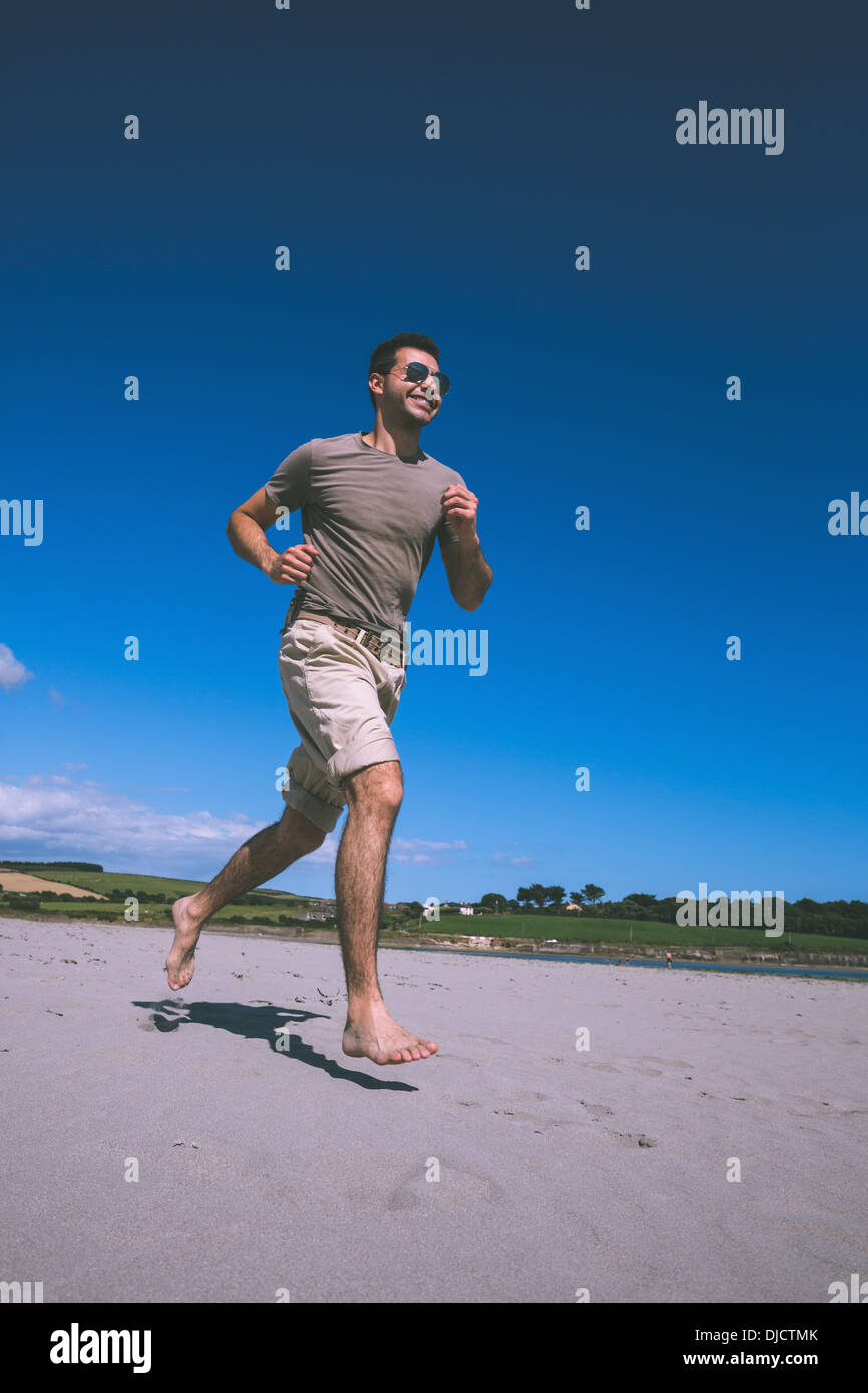 Un contenuto attraente uomo che corre Foto Stock