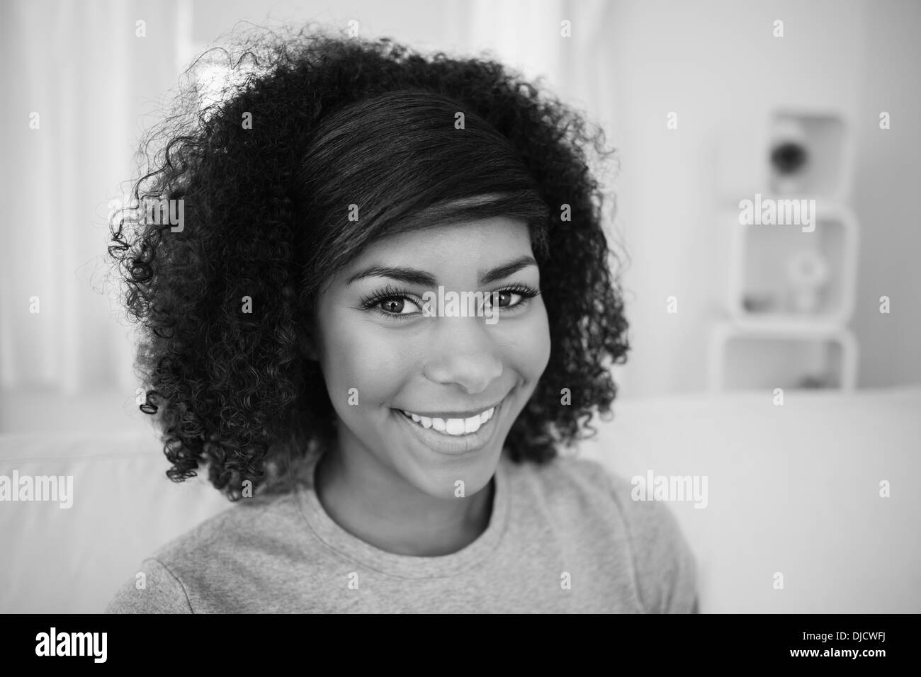 Piuttosto sorridente brunette guardando la telecamera in bianco e nero Foto Stock