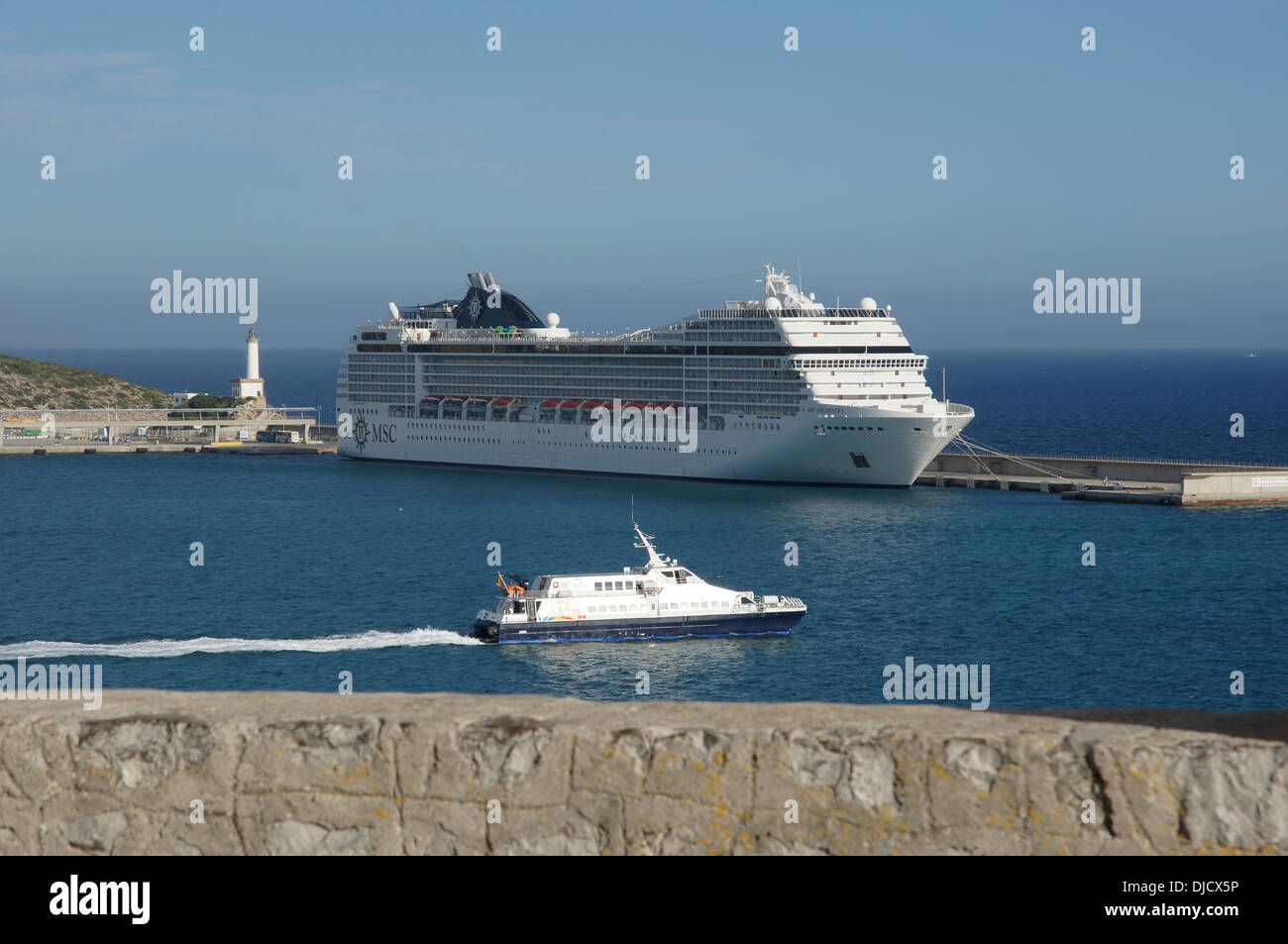 "Msc orchestra" nel porto della città di Ibiza, Ibiza, SPAGNA Foto Stock