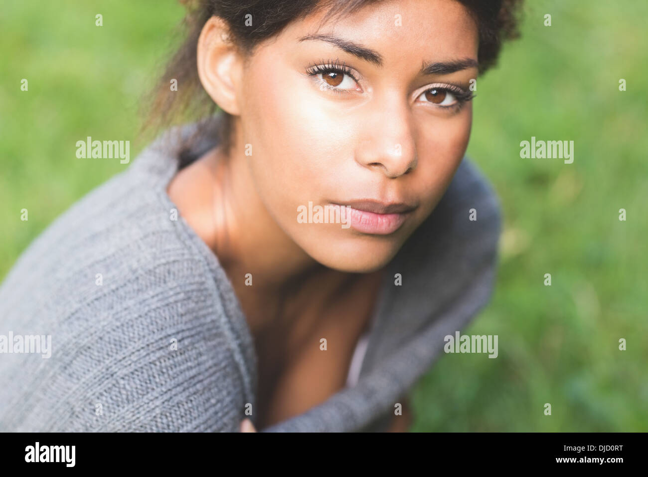 Calma Gorgeous Brunette in piedi sull'erba Foto Stock