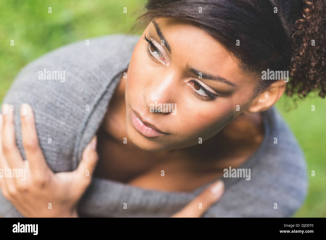 Angolo di alta vista di gravi Gorgeous Brunette Foto Stock
