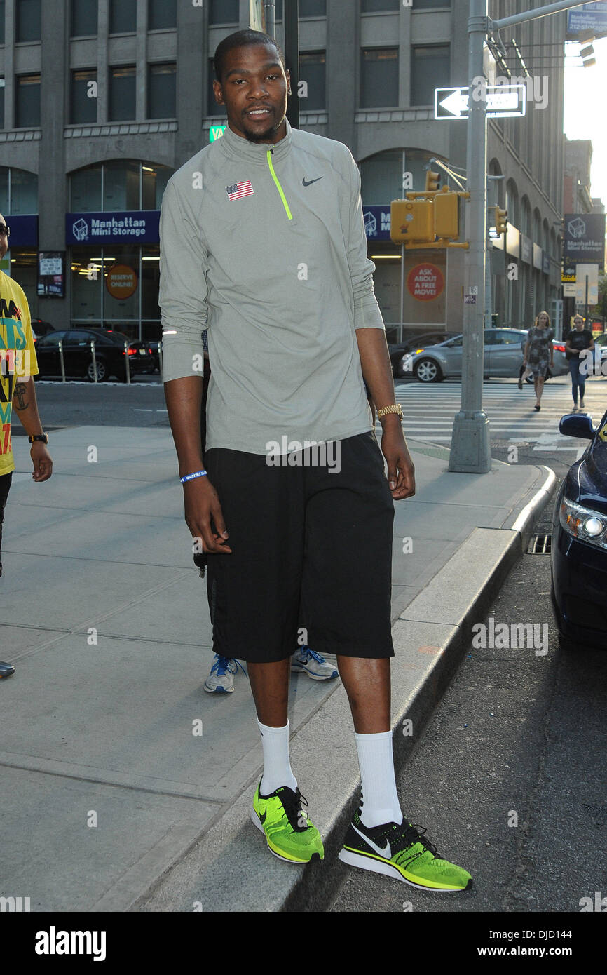 American giocatore di pallacanestro professionale Kevin Durant Visto fuori il Trump Soho Hotel New York City, Stati Uniti d'America - 13.08.12 Foto Stock