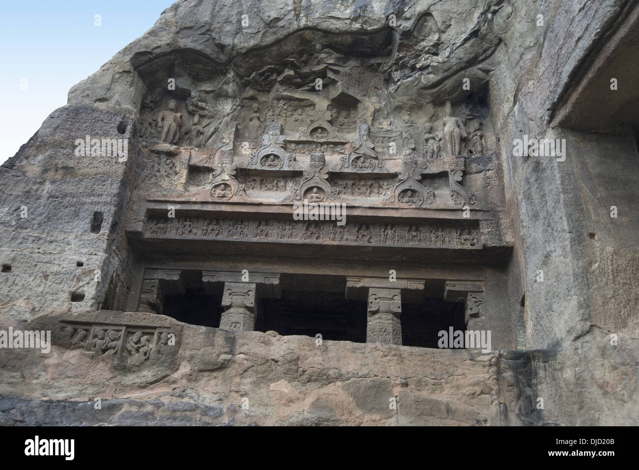 Grotta n. 6 Buddha seduto le immagini in miniatura degli archi, lato esterno della grotta. Grotte di Ellora, Aurangabad, Maharashtra India Foto Stock