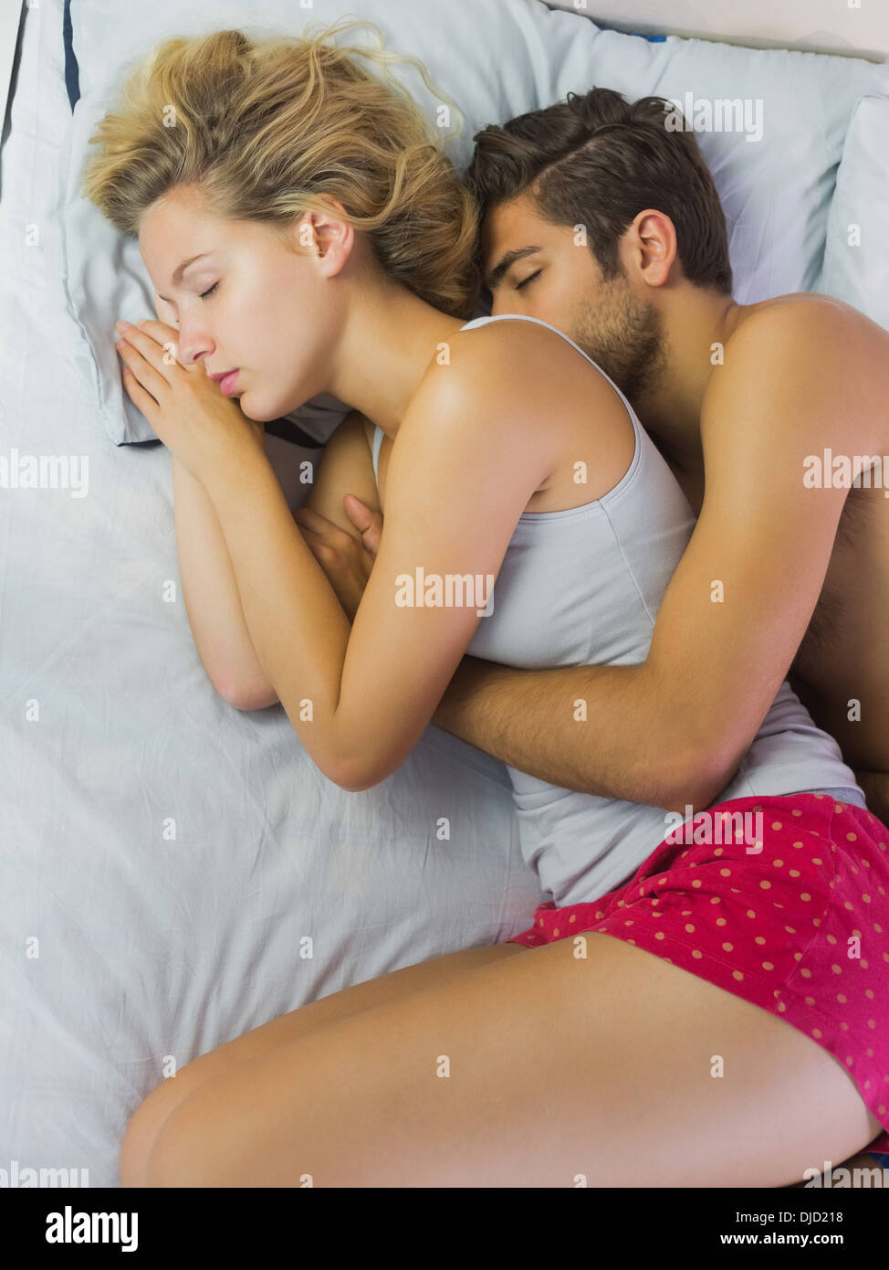 Carino coppia spooning nel letto Foto Stock
