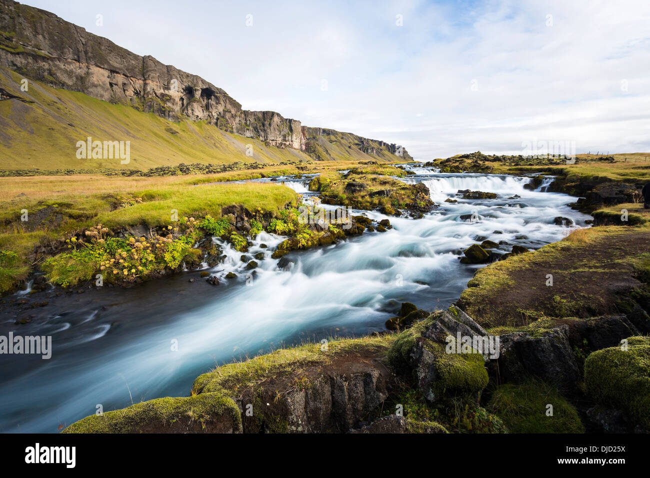 L'Islanda, Sudurland, Ring Road con cascata Foto Stock