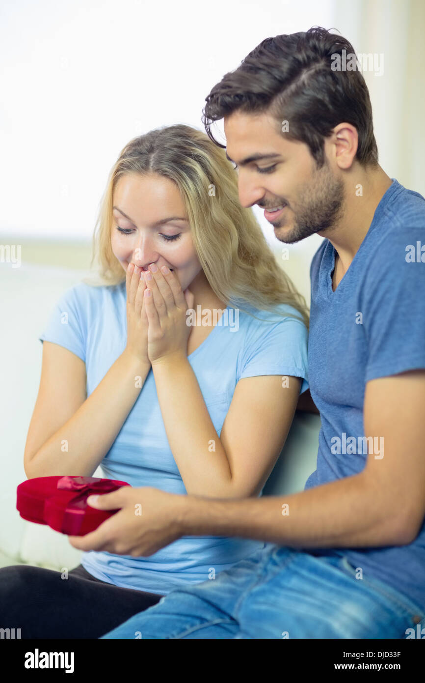 Uomo bello che offre una romantica dono alla sua ragazza Foto Stock