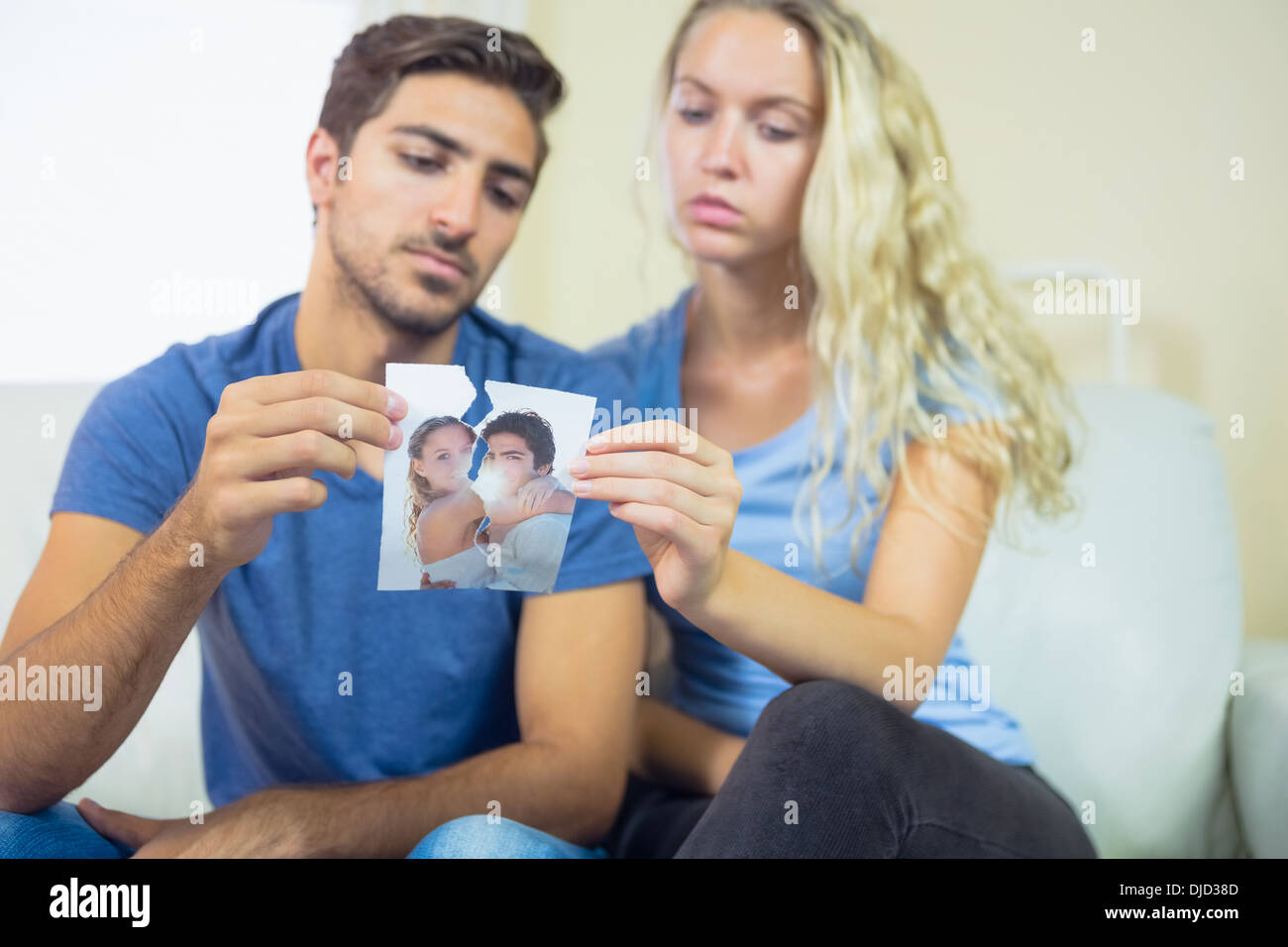 Attraente coppia giovane la lacerazione di una foto di loro Foto Stock