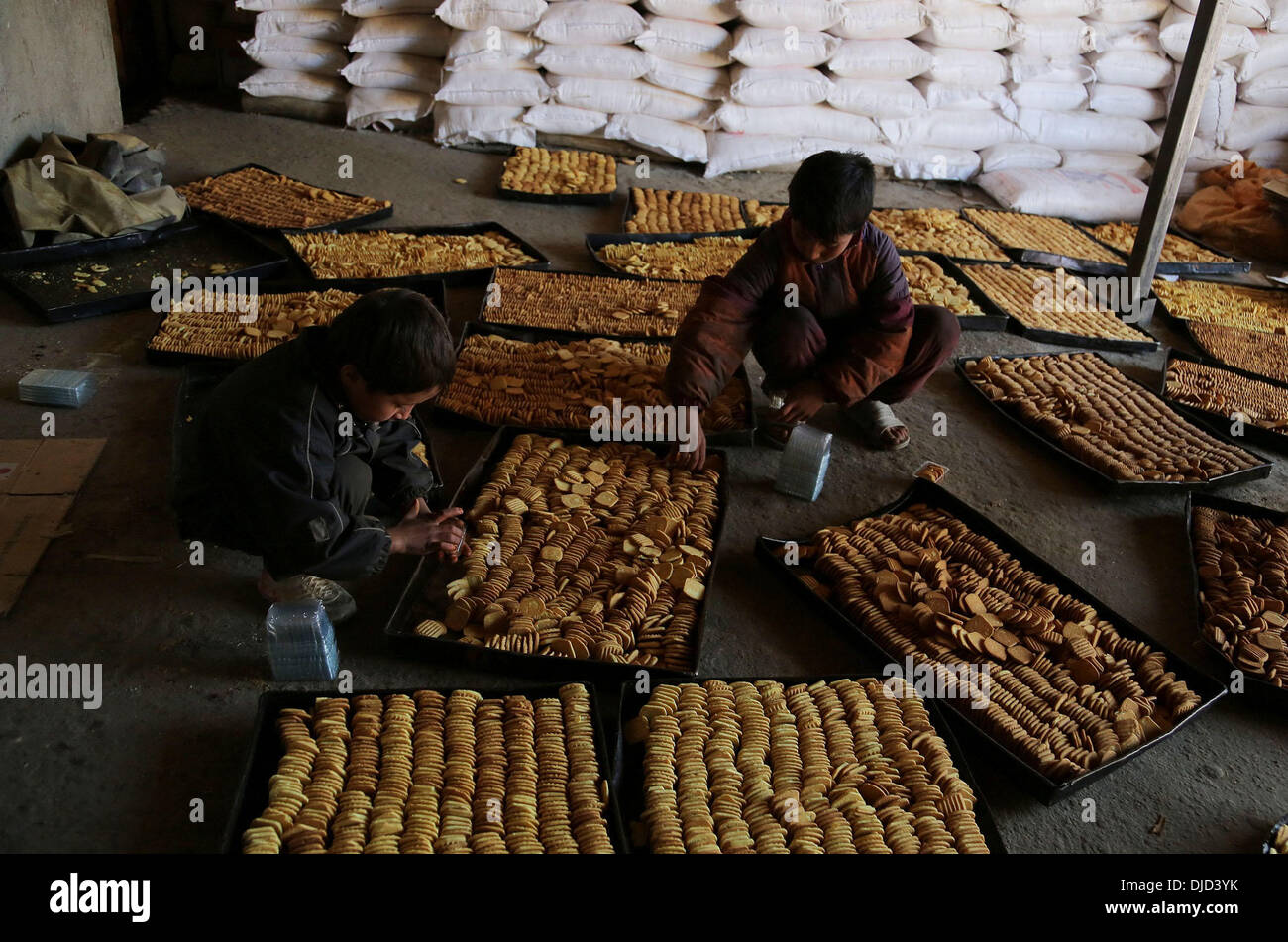 (131127) -- GHAZNI, nov. 27, 2013 (Xinhua) -- bambini afgani lavorare in fabbrica di dolci in Ghanzi provincia est dell'Afghanistan, su nov. 27, 2013. (Xinhua/Rahmat) Foto Stock