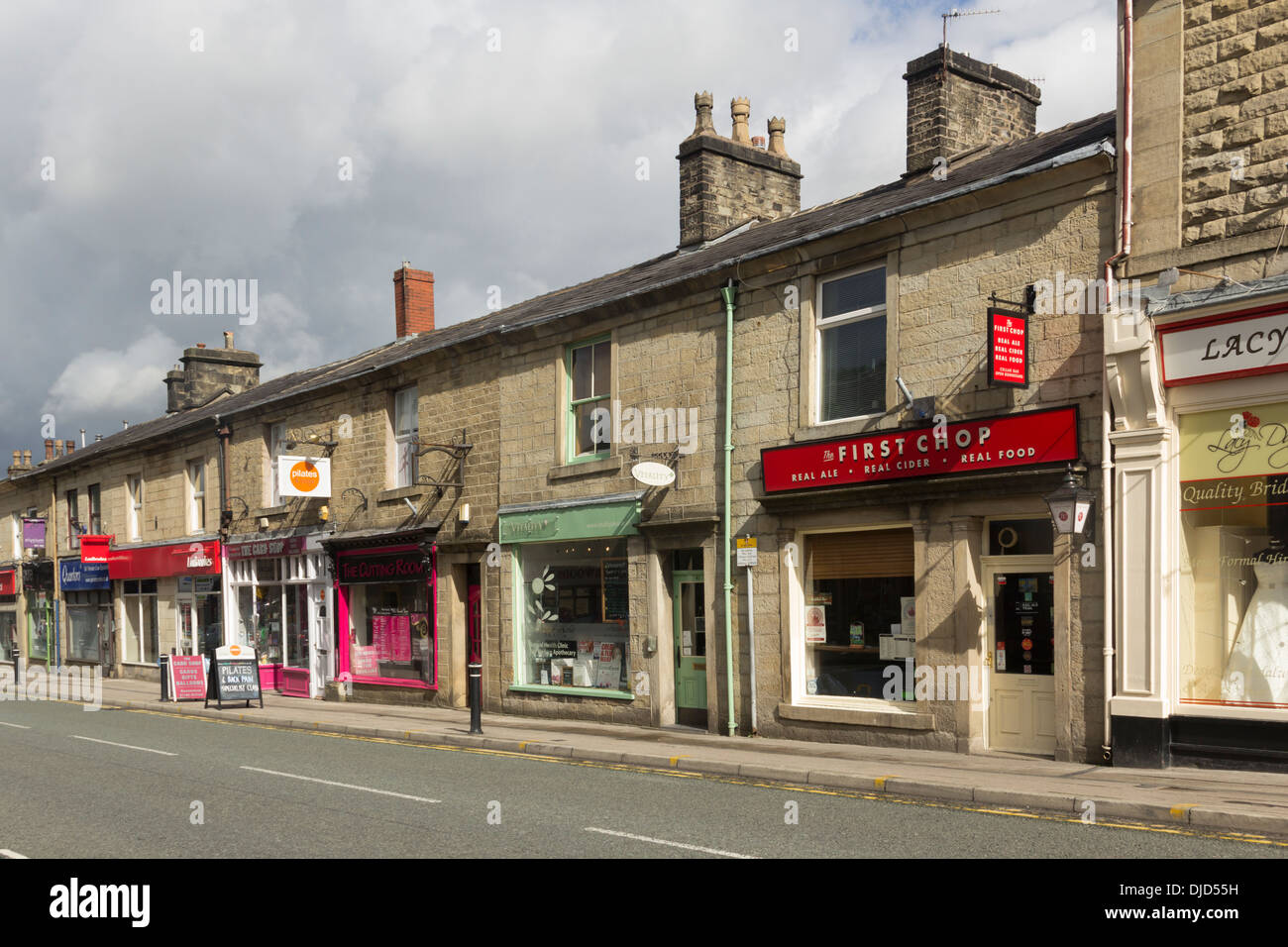 Negozi, in gran parte indipendenti e specializzate e di altre piccole e medie imprese a Bolton Road, Ramsbottom Lancashire. Foto Stock