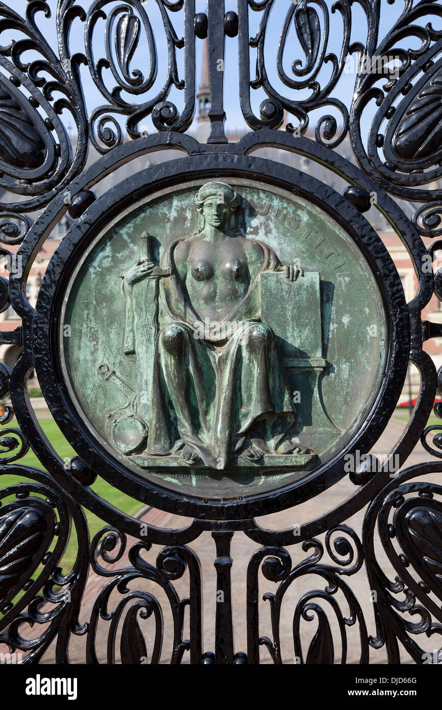 La figura della giustizia (Justitia) sulle porte di ferro del Palazzo della Pace a l'Aia, Paesi Bassi Foto Stock