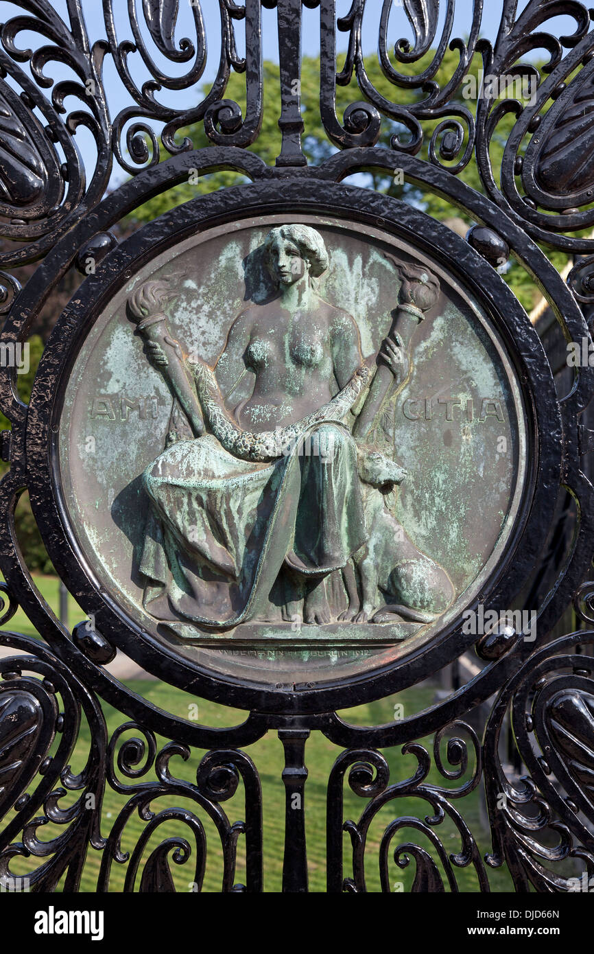 La figura di amicizia (Amicitia)sul cancello di ferro del Palazzo della Pace a l'Aia, Olanda Foto Stock