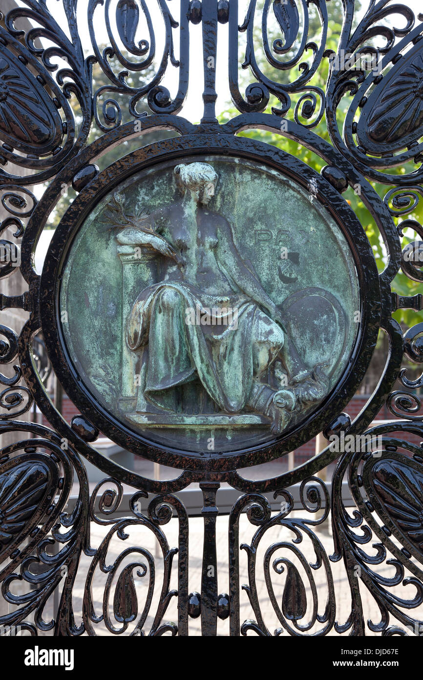 La figura di pace (Pax) sul cancello di ferro del Palazzo della Pace a l'Aia, Paesi Bassi Foto Stock