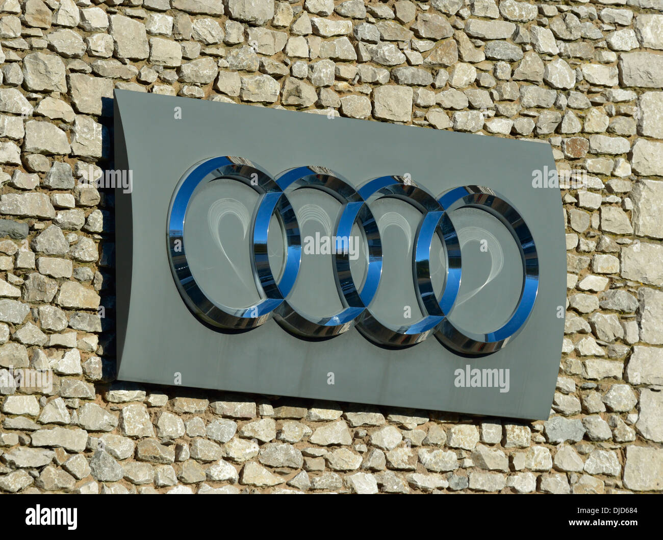 Vetture Audi logo. Lake District Audi. Lindale, Parco Nazionale del Distretto dei Laghi, Cumbria, England, Regno Unito, Europa. Foto Stock