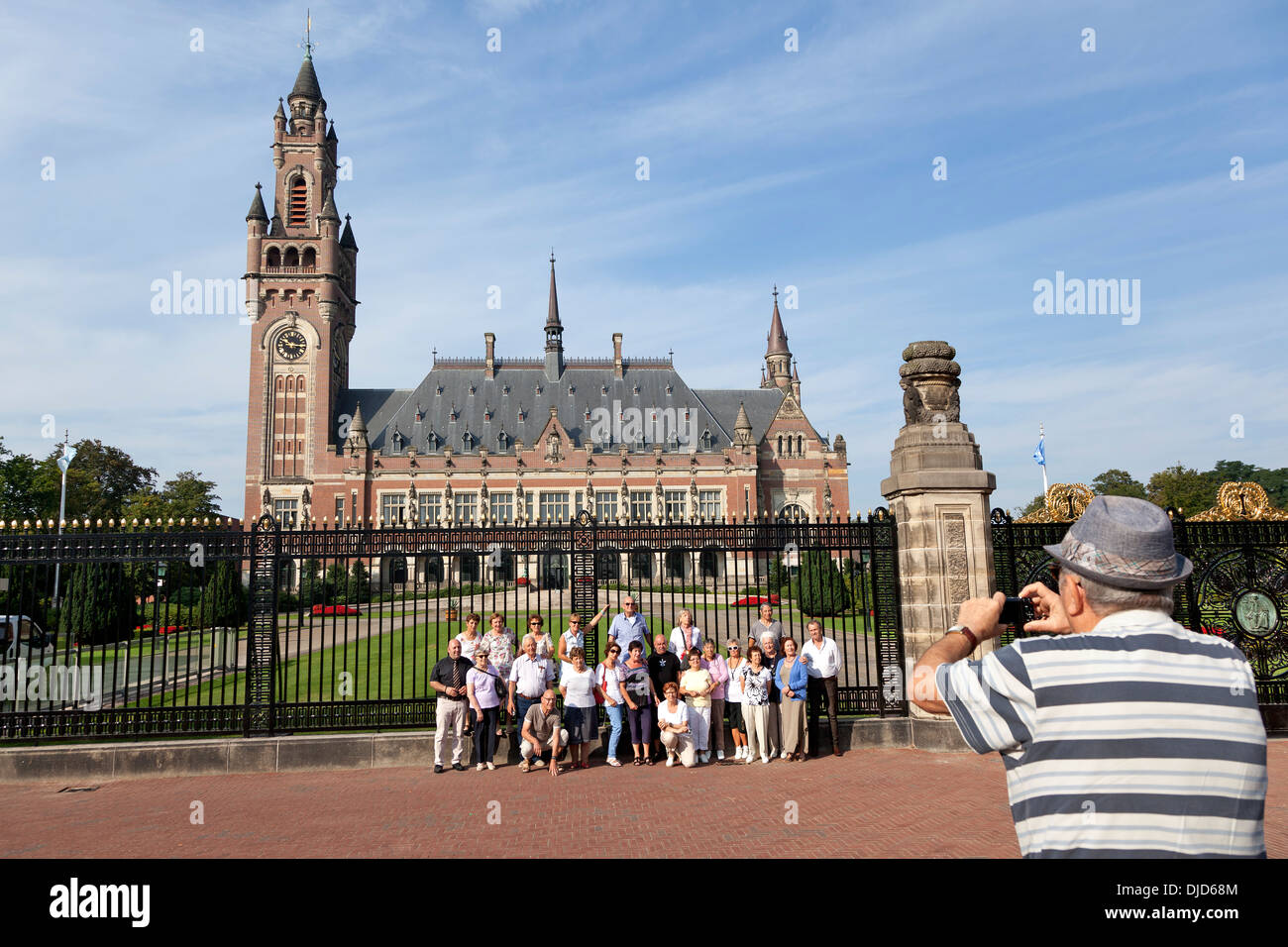 I turisti di fronte al Palazzo della Pace a l'Aia, Olanda Foto Stock