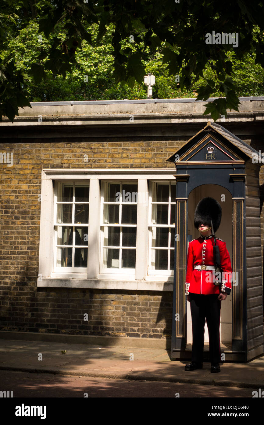 Guardia a St James's Palace, London, Regno Unito Foto Stock