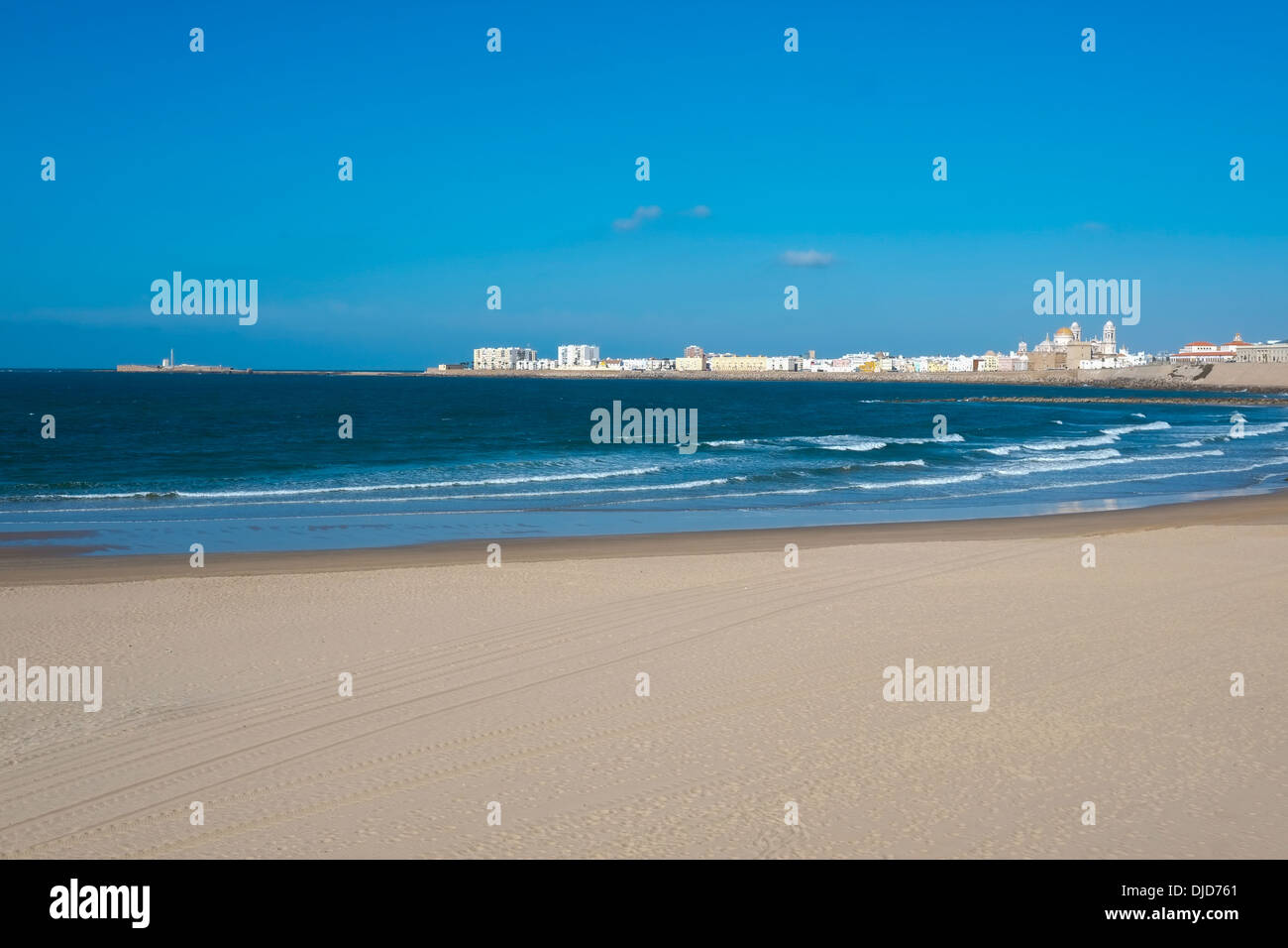 Cadice cityscape dalla spiaggia, Andalusia, Spagna Foto Stock