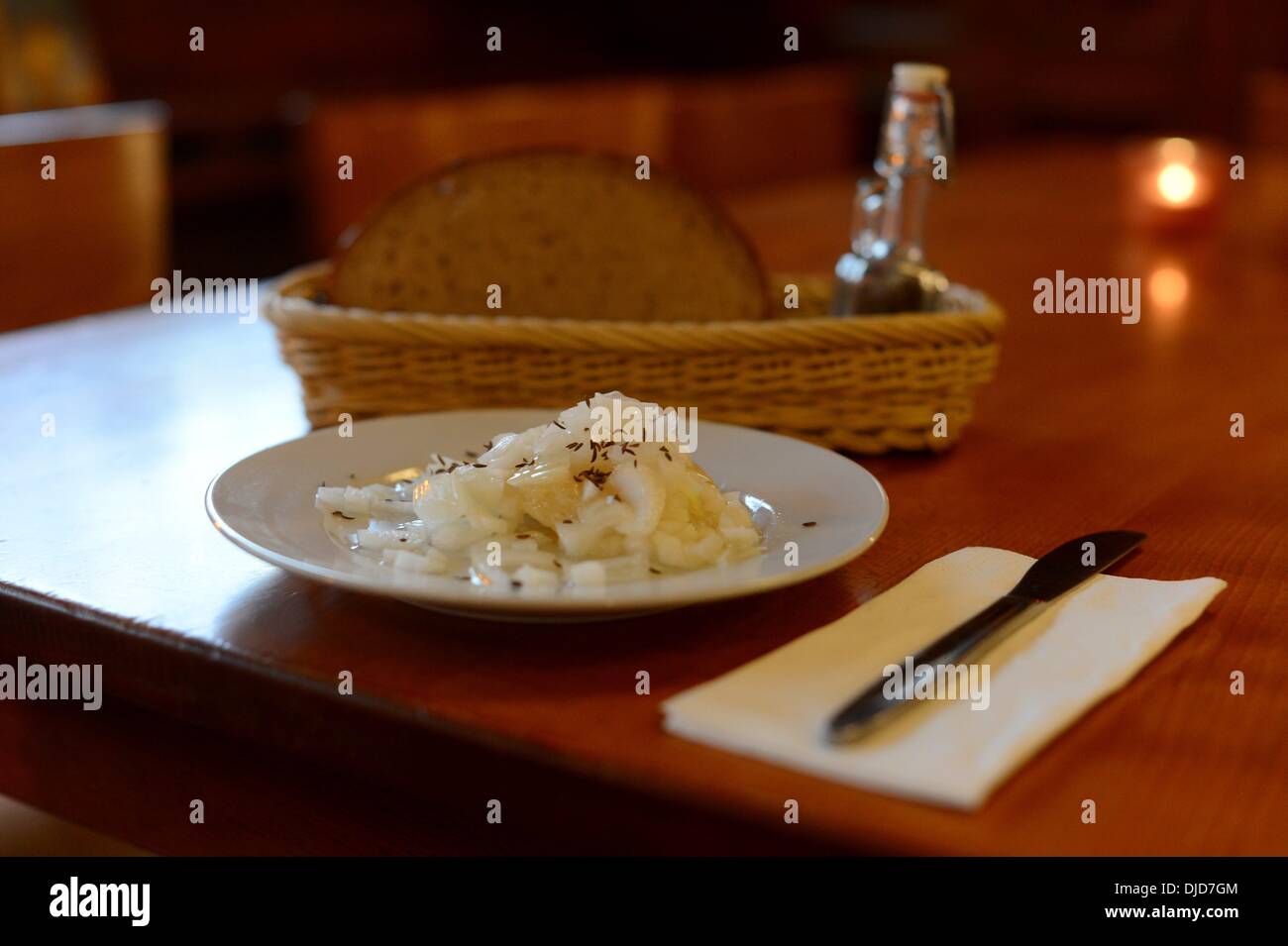 Un piatto di formaggi di latte acido con cipolle (Handkäse) e aceto sono su  di una piastra in un tipico sidro di Francoforte taverna il 21.11.2013.  Foto: Frank può Foto stock - Alamy
